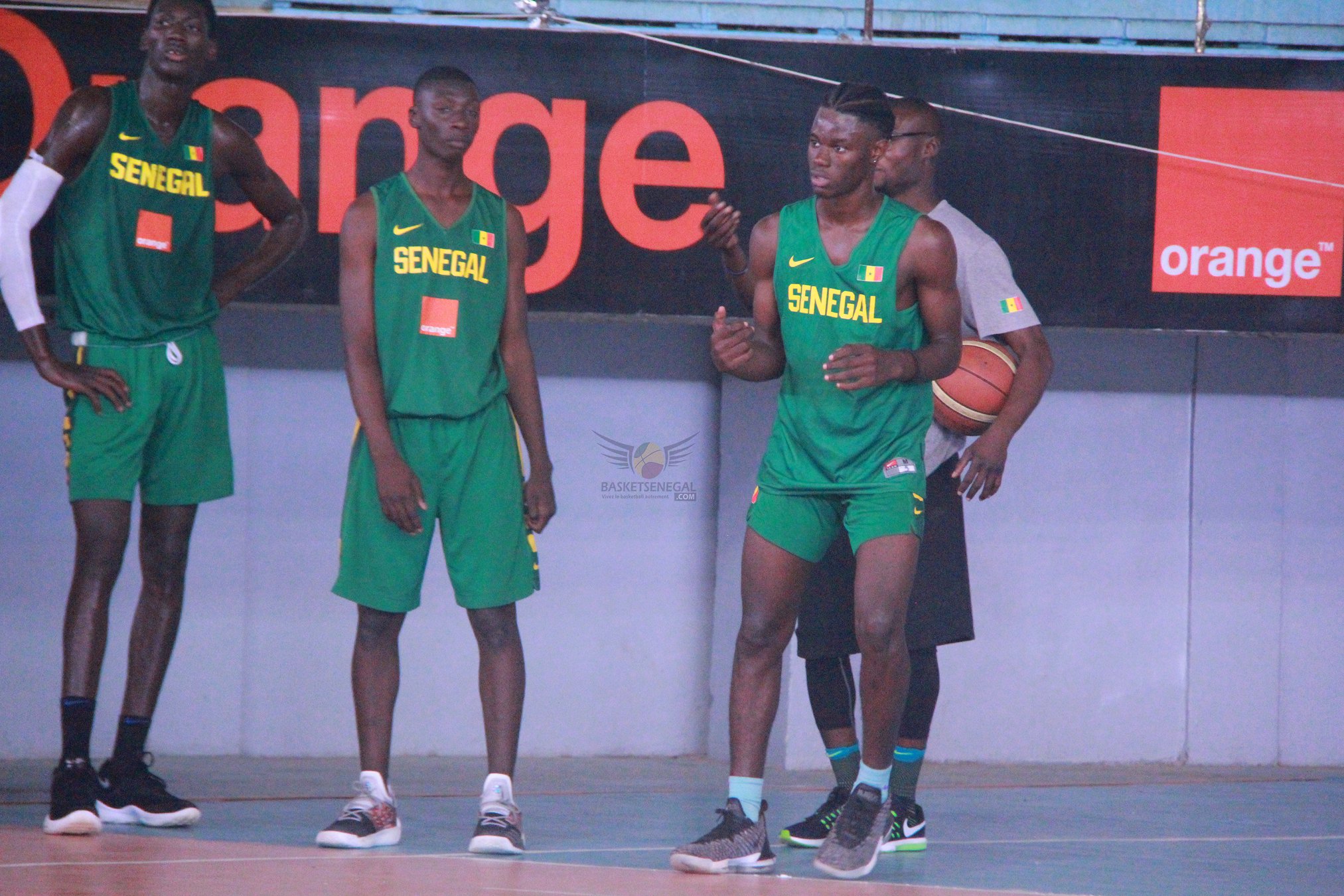 - Un groupe de personnes debout sur un court - Jeu