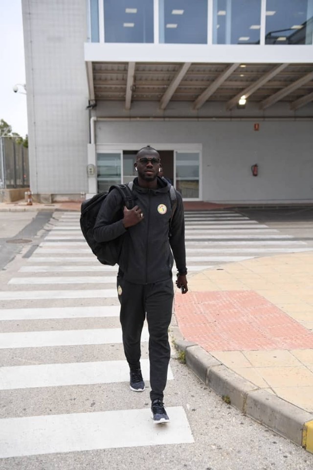 Un homme debout sur un trottoir - rue