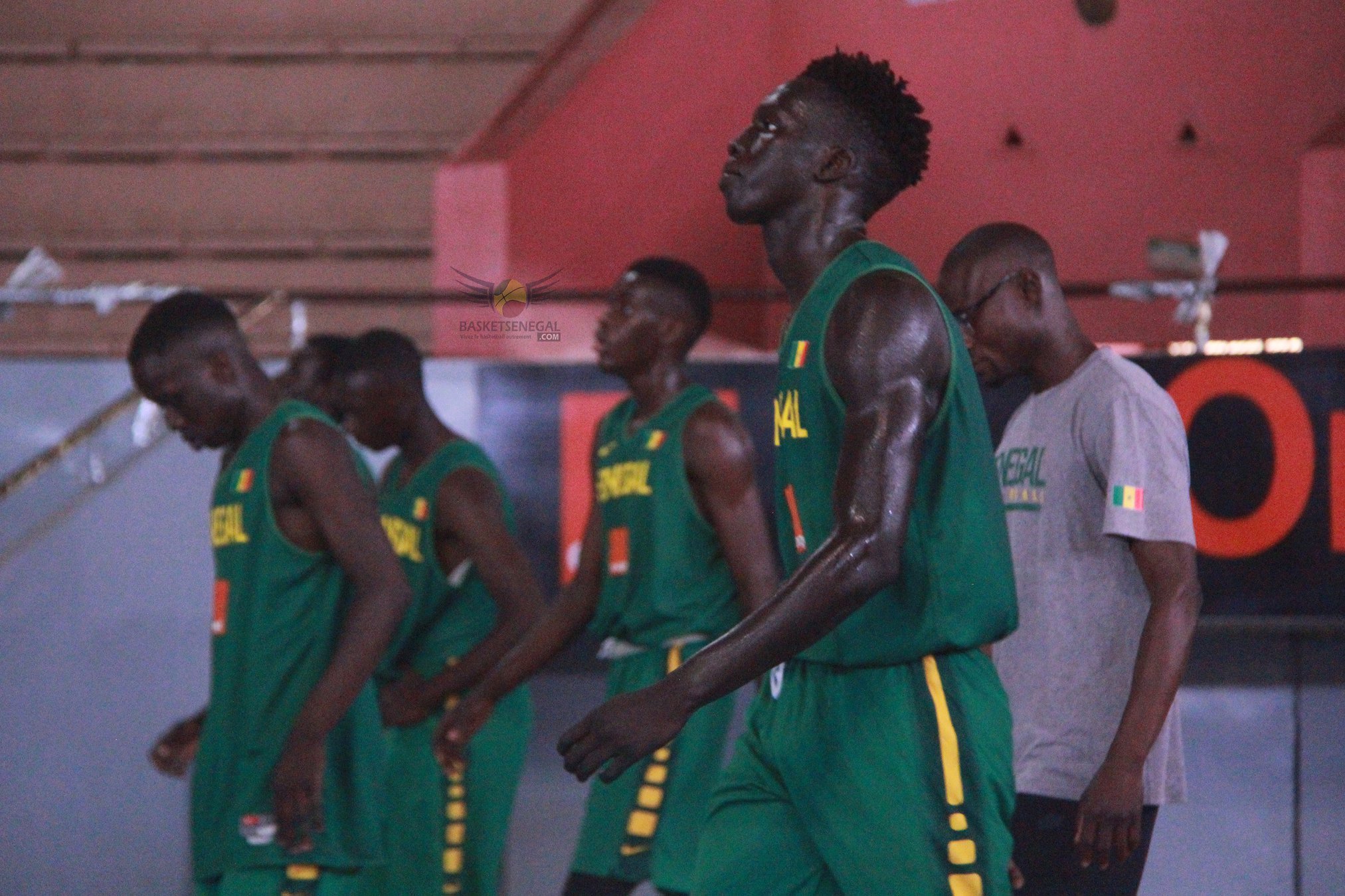  - Un groupe de personnes debout à côté d'une personne - Sport d'équipe