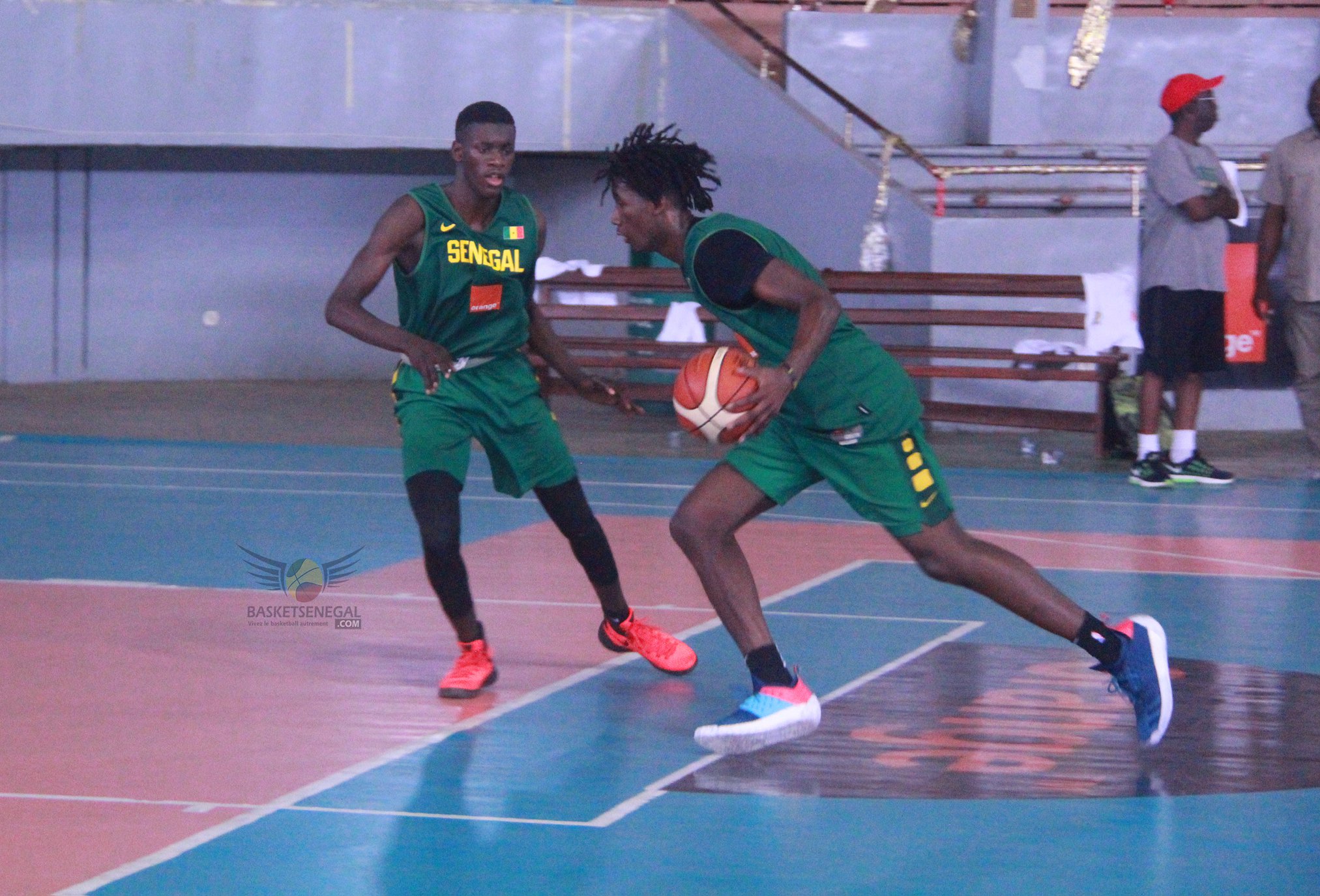  - Un groupe de jeunes hommes jouant à un jeu sur le terrain - Jeu