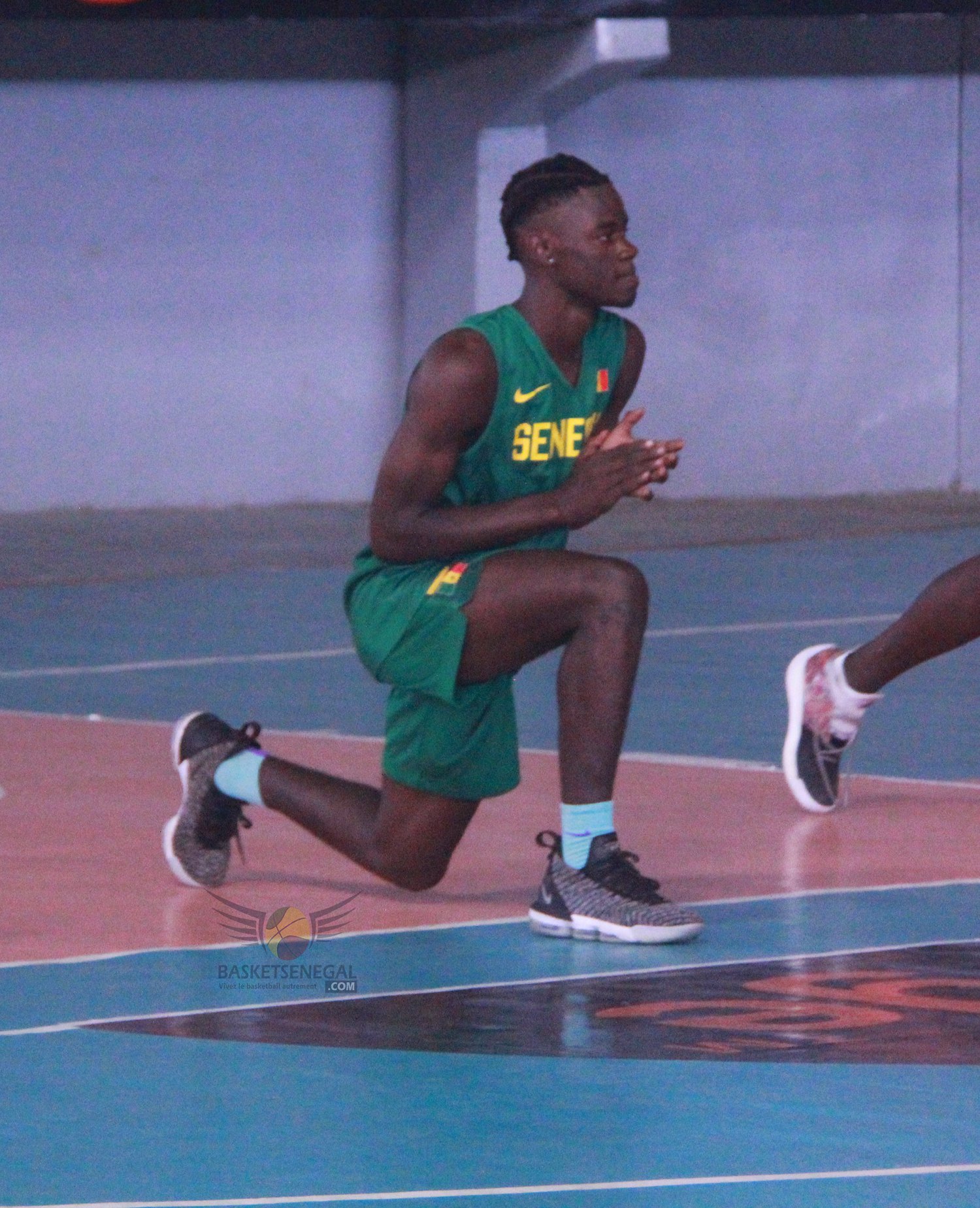  - Un homme jouant à un jeu sur le terrain - Pointes de piste