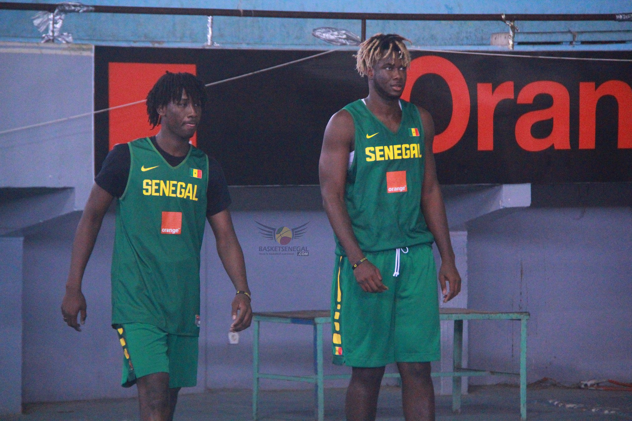  - Un homme debout sur une cour - Sport d'équipe