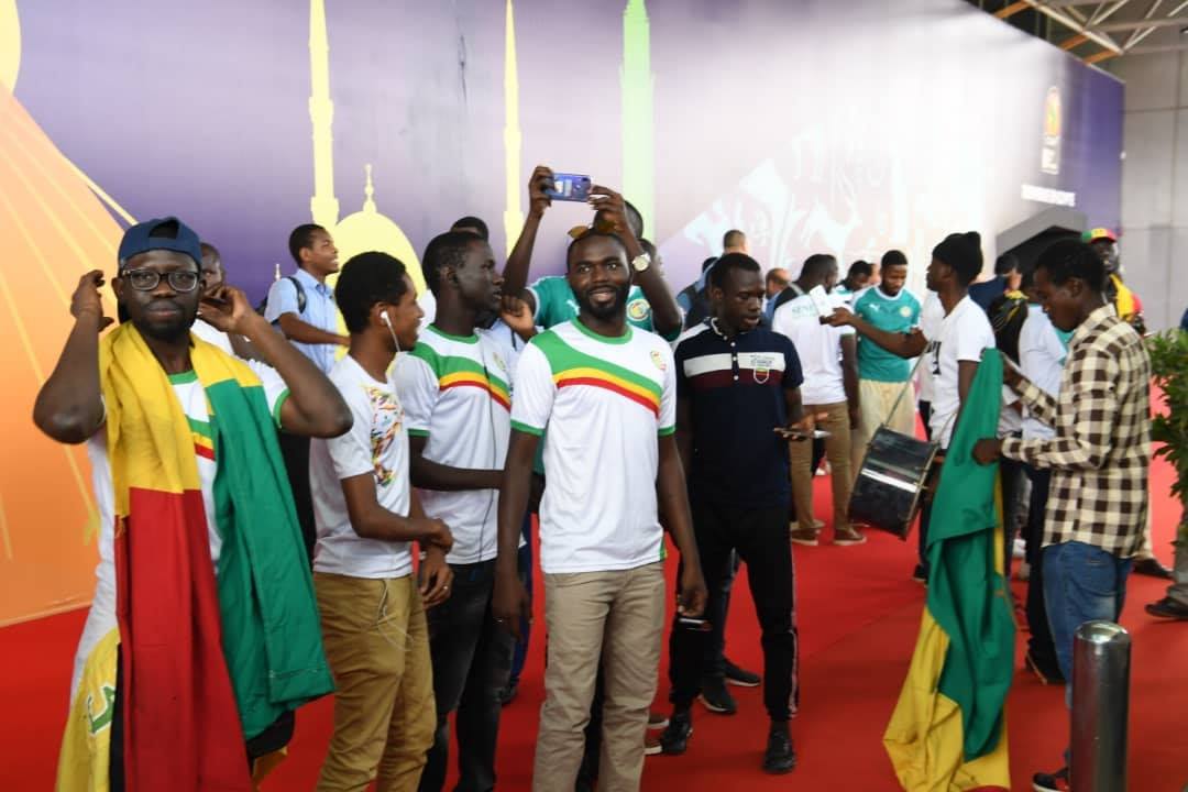 Can 2019: Les Lions bien arrivés en Égypte (photos) - Evarist Chahali et al. debout devant une foule - Relations publiques