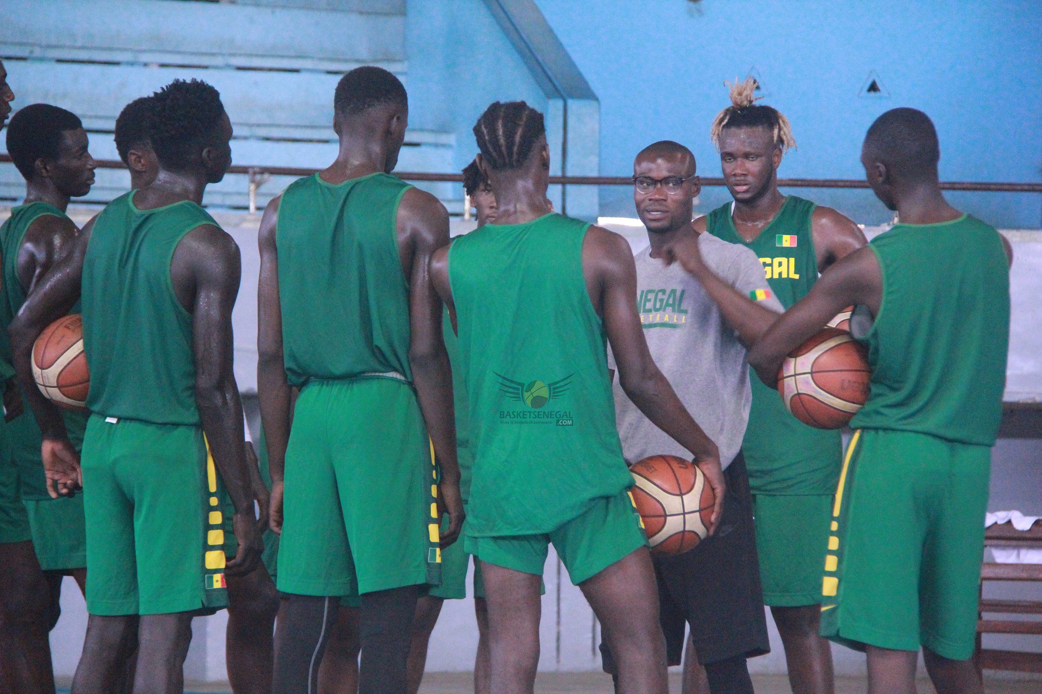  - Un groupe de personnes se tenant devant une foule posant pour la caméra - Sport d'équipe