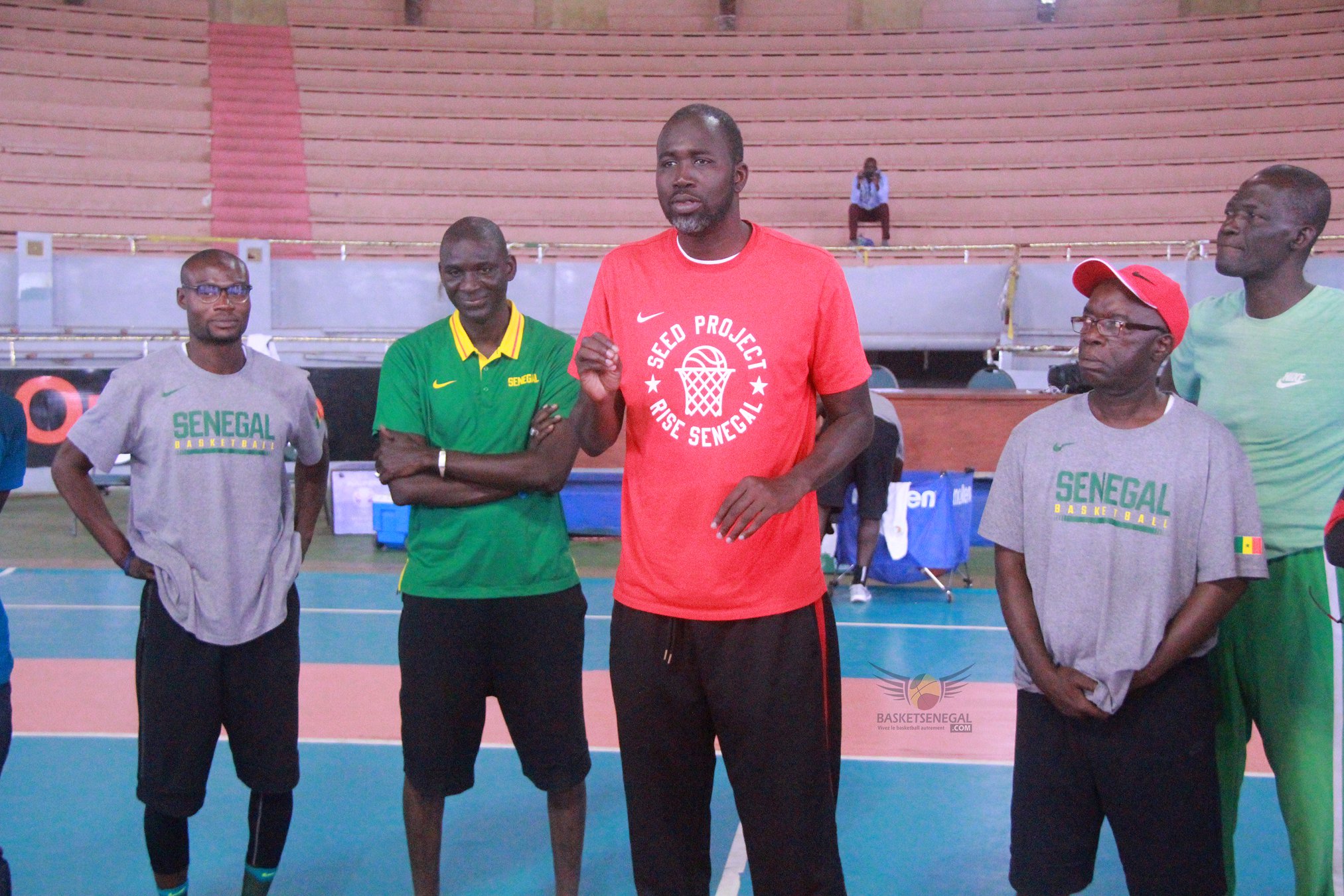  - Un groupe de personnes posant pour la caméra - Des sports