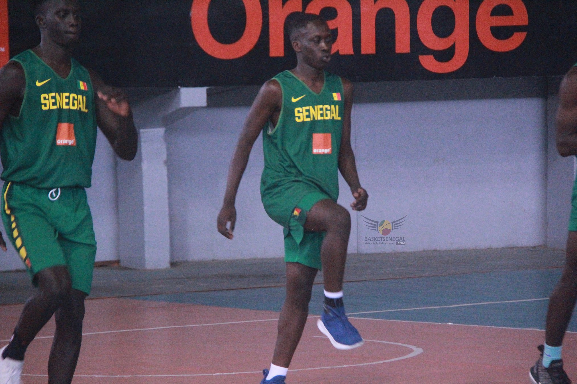 - Un groupe de personnes debout sur un court - Basketball