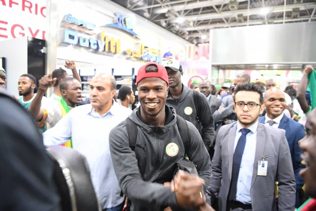 Can 2019: Les Lions bien arrivés en Égypte (photos) - Keita Baldé Diao et al. debout devant une foule - Protestation