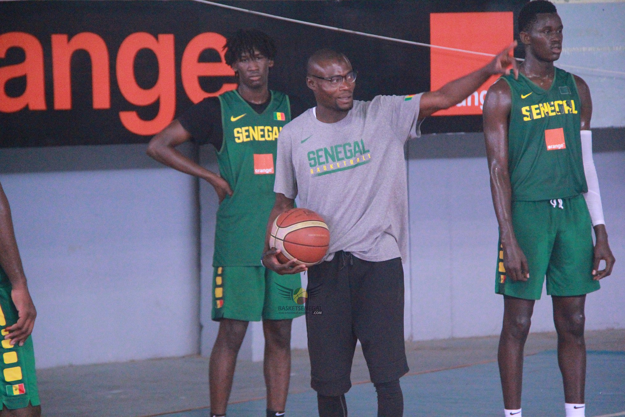  - Un groupe de personnes debout sur un court - Basketball 3x3