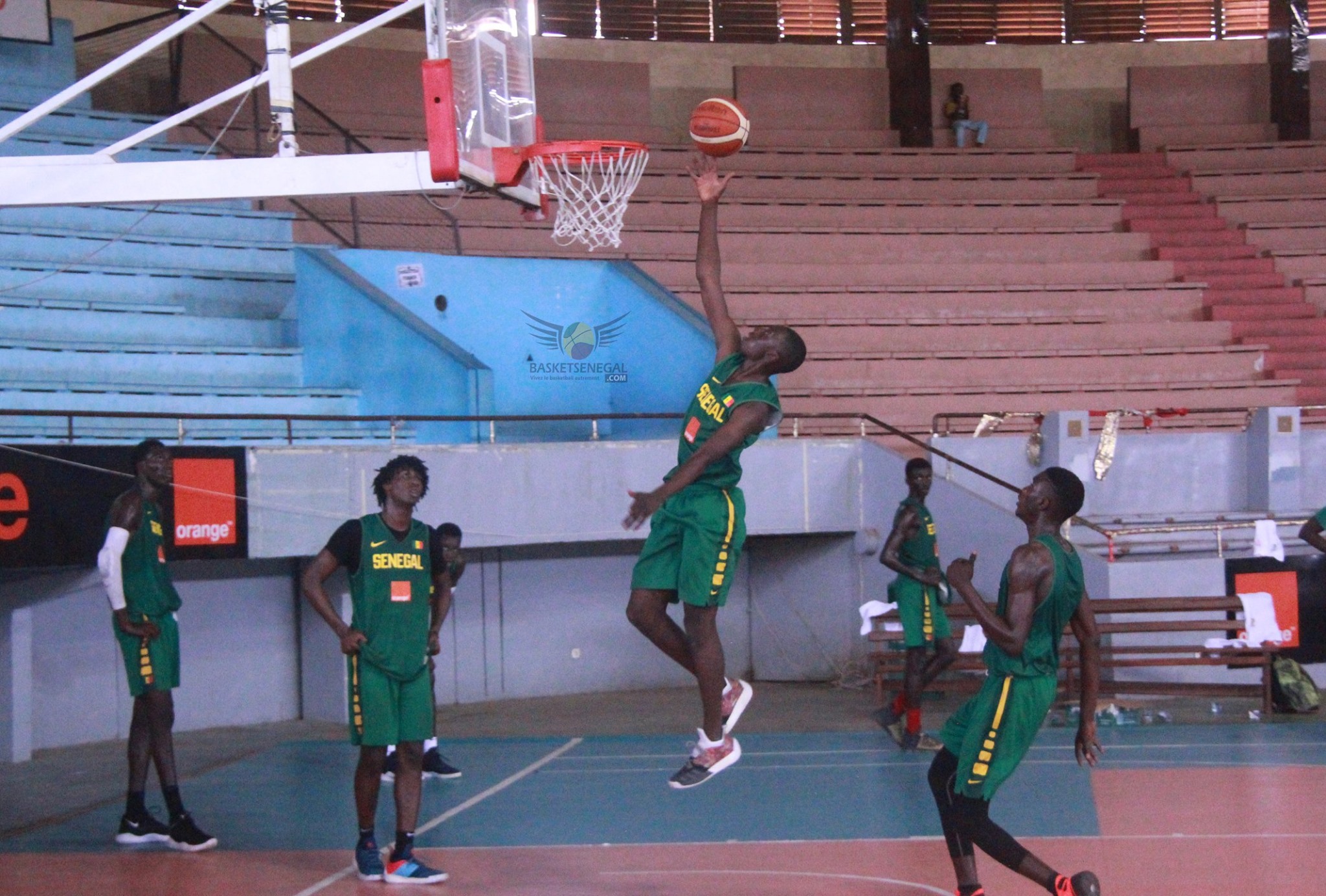  - Un groupe de personnes marchant sur le terrain - Mouvements de basket