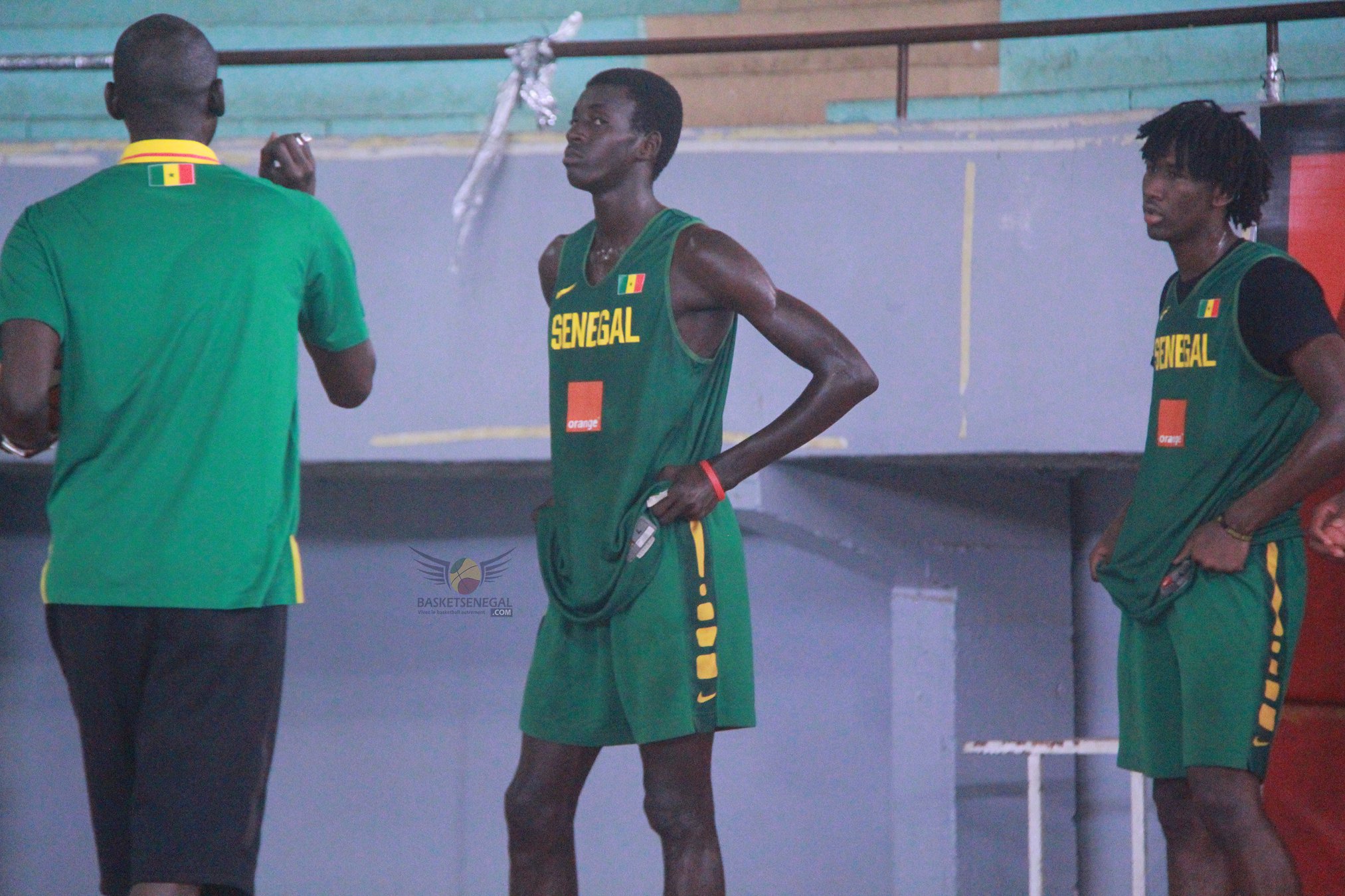  - Un groupe de personnes debout dans une pièce - Jeu
