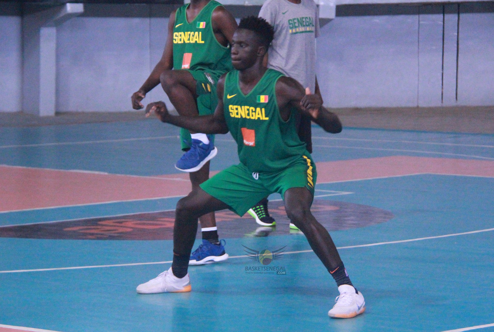  - Une personne tenant un ballon de football sur un terrain - Mouvements de basket