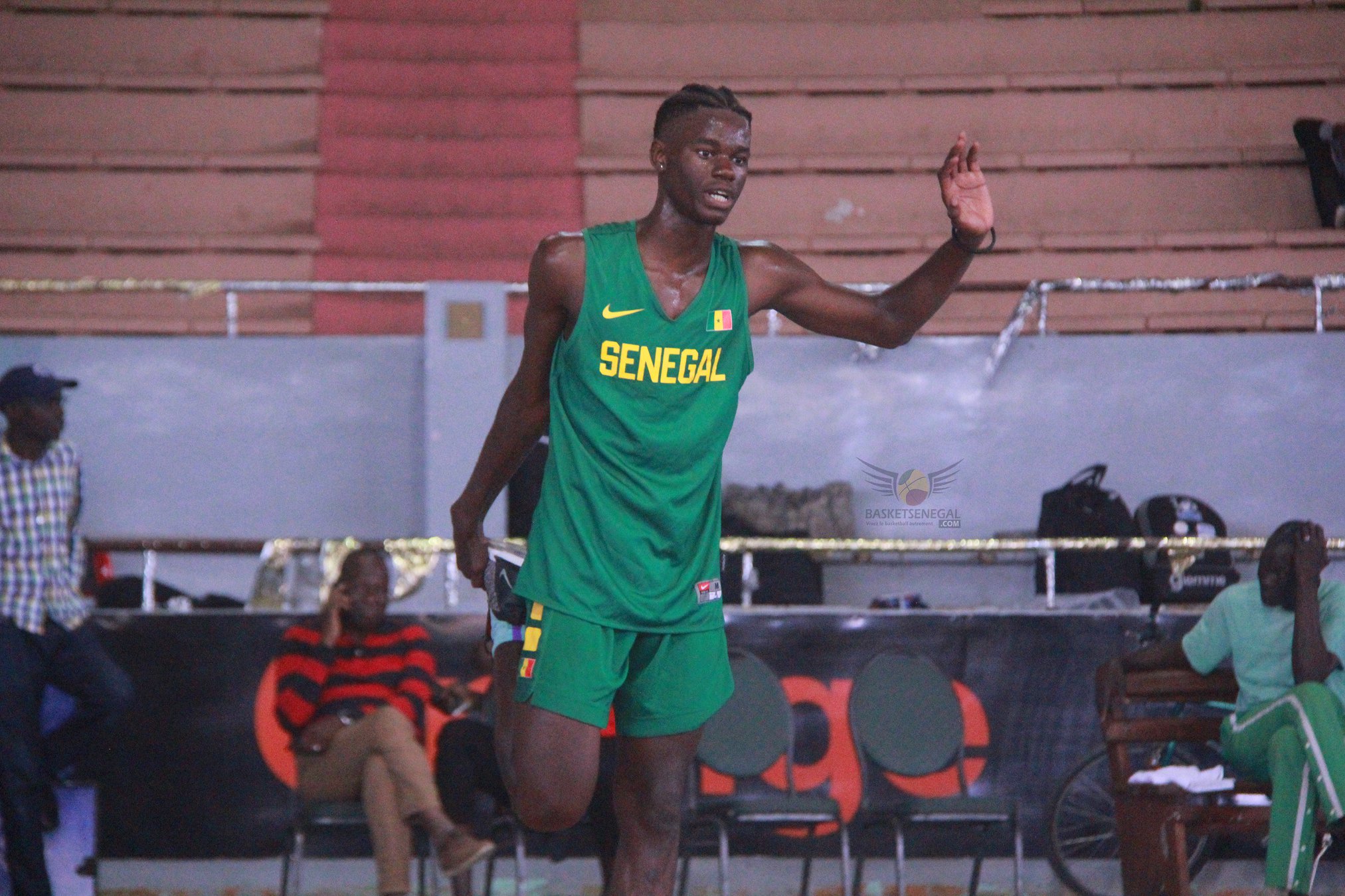  - Un homme et une femme debout dans une chambre - Ismaïla Sarr