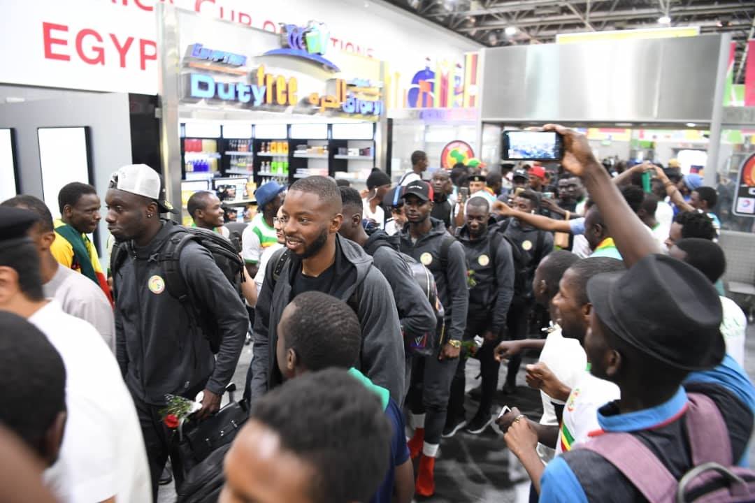 Can 2019: Les Lions bien arrivés en Égypte (photos) - Abdoulaye Diallo et al. debout devant une foule - Foule