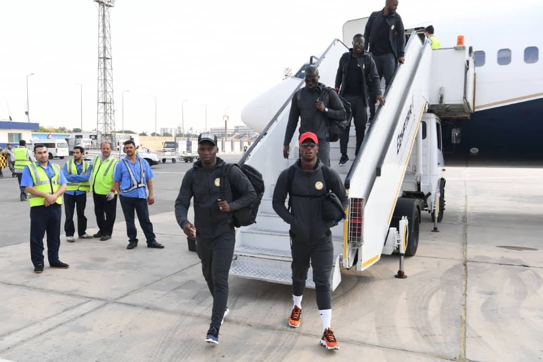 Can 2019: Les Lions bien arrivés en Égypte (photos) - Un groupe de personnes debout autour d'un avion - Génie aérospatial