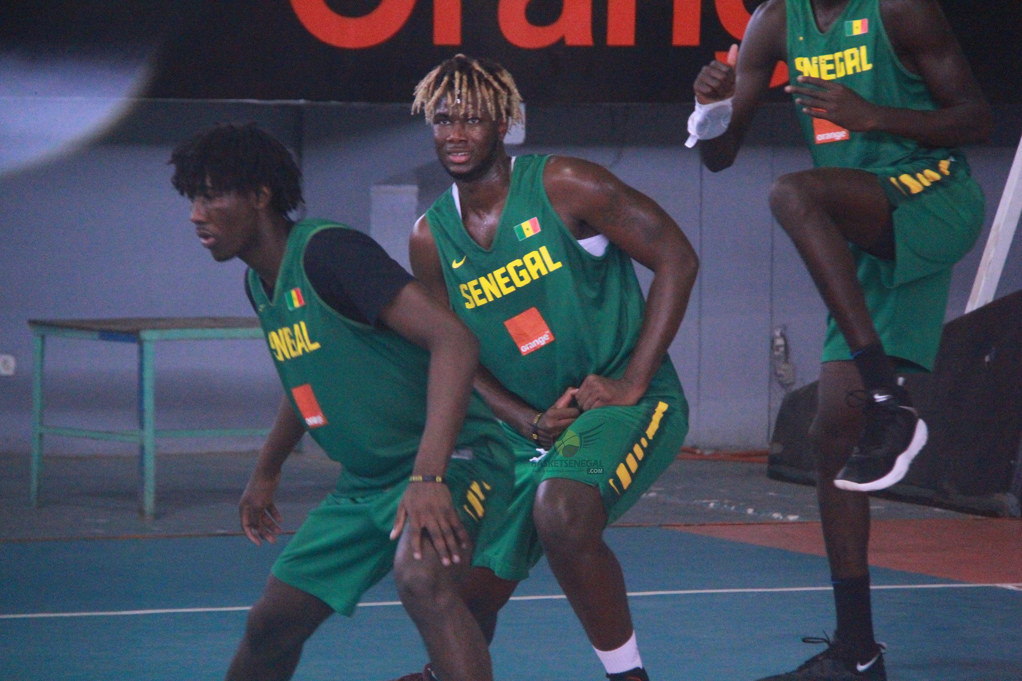  - Un homme jouant à un jeu sur le terrain - Mouvements de basket