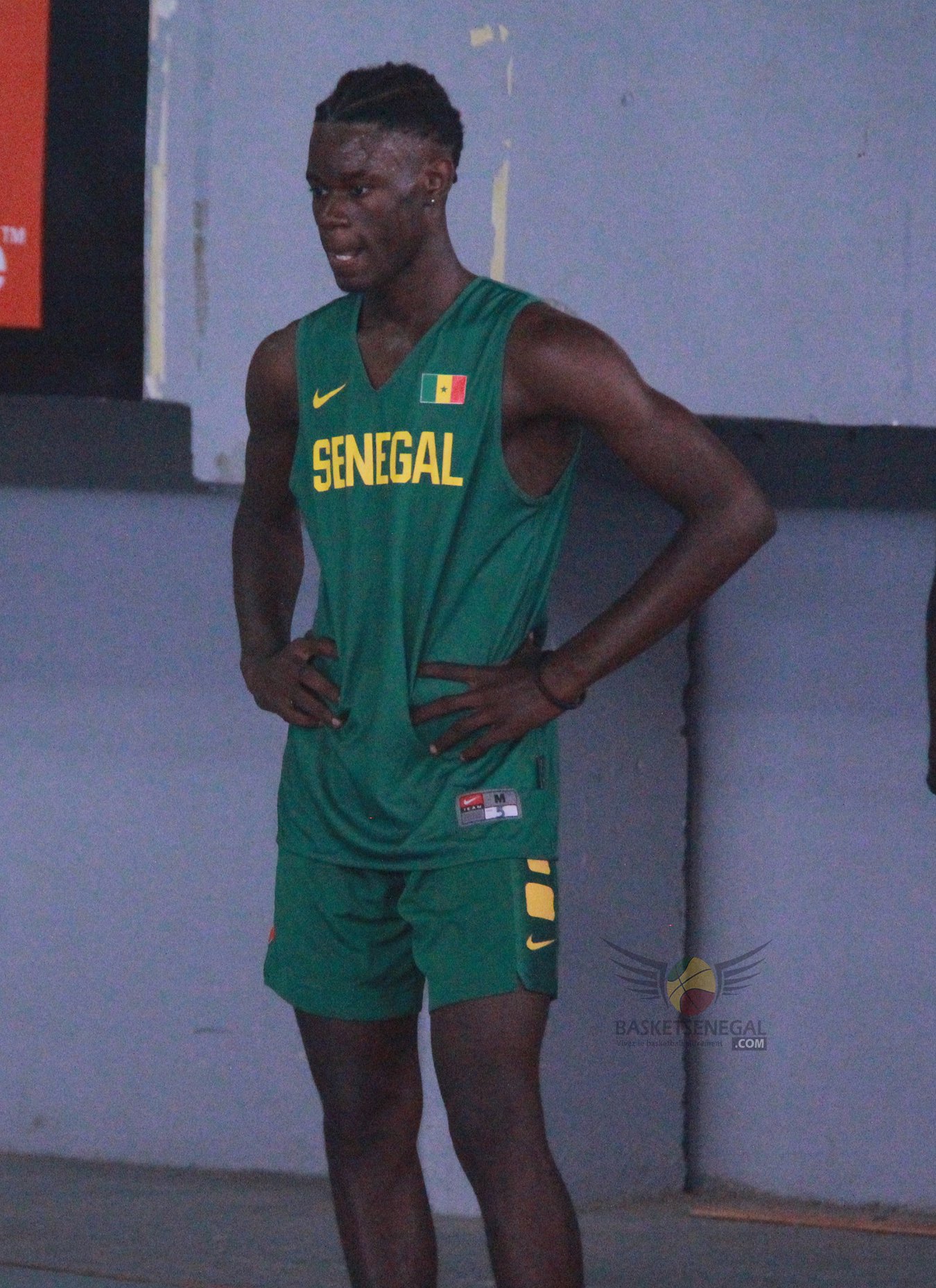  - Une personne qui pose pour la caméra - Des sports