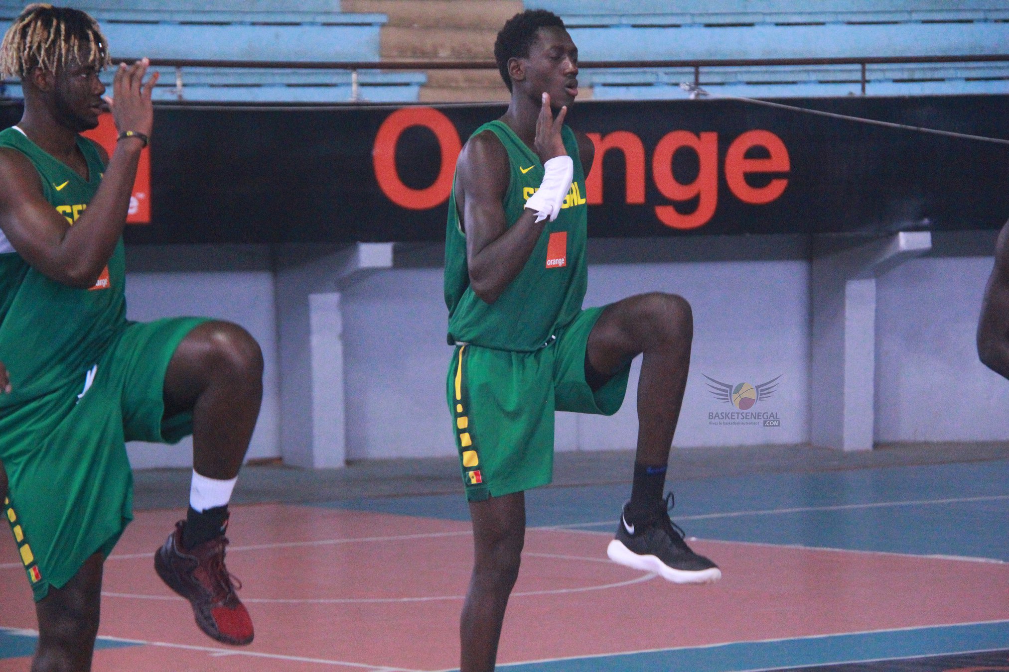  - Un homme tenant un ballon de football - Mouvements de basket