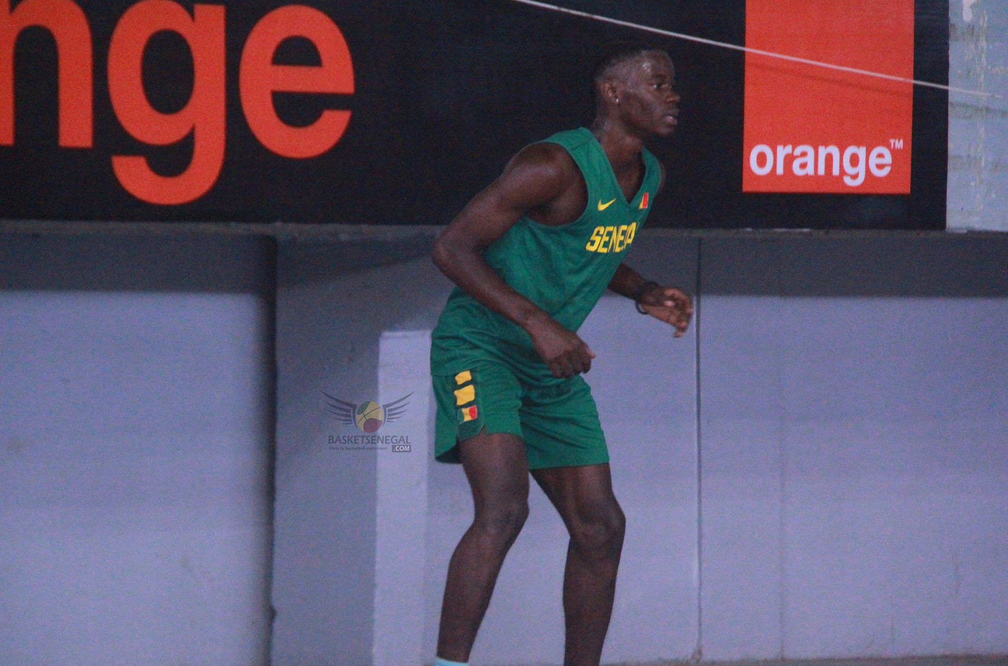  - Un homme tenant une pancarte - Muscle