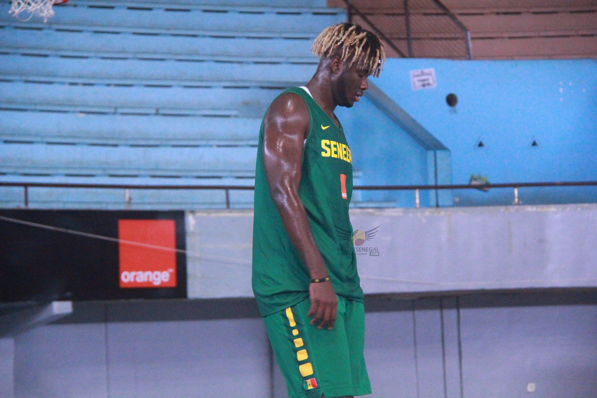  - Un homme debout devant un bâtiment - Jeux d'intérieur et sports