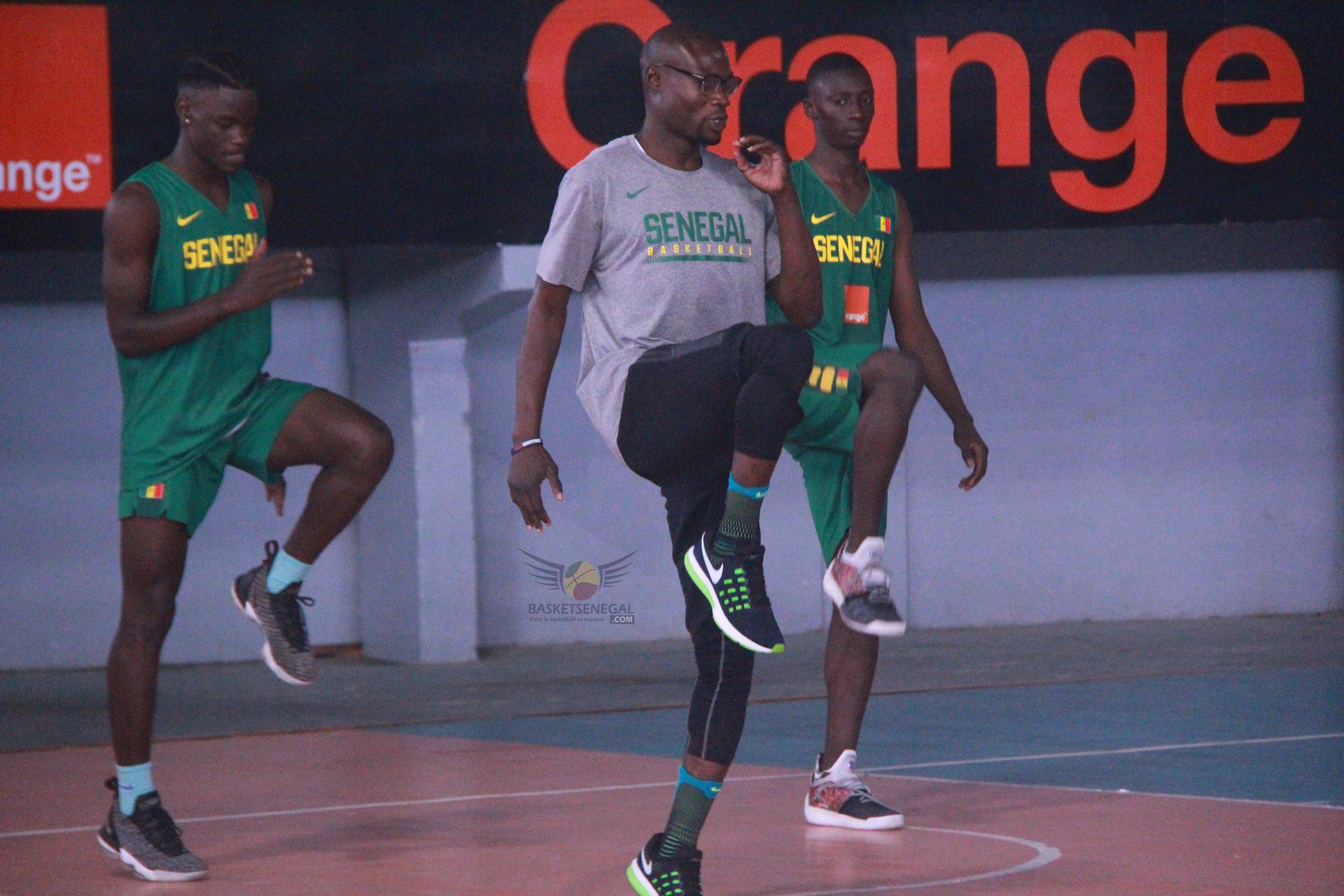  - Un homme debout sur une cour - Mouvements de basket