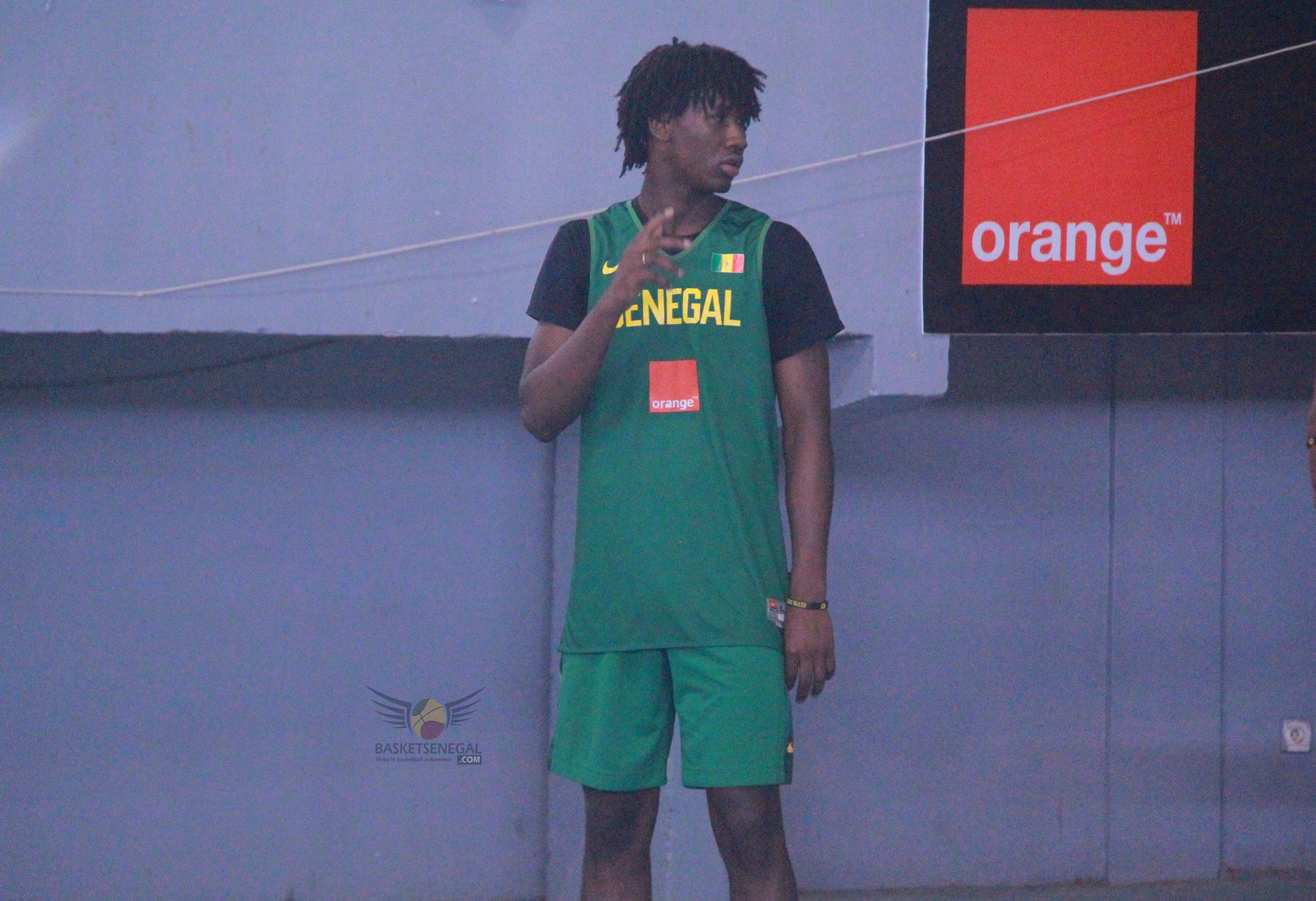  - Un homme debout sur un court avec une raquette - T-shirt