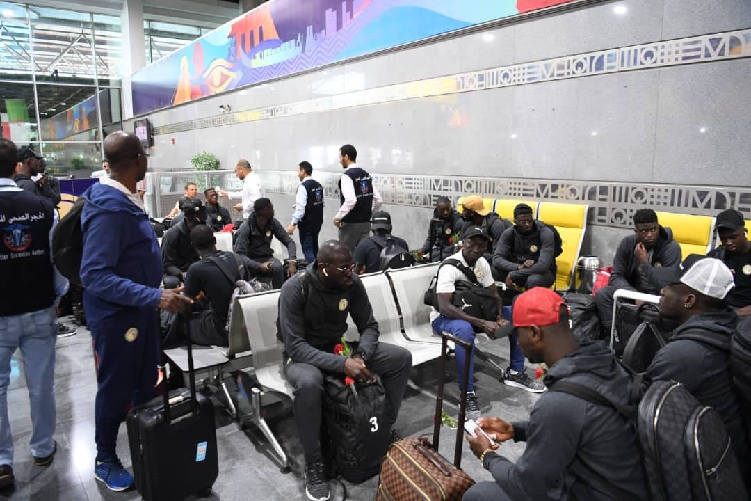 Can 2019: Les Lions bien arrivés en Égypte (photos) - Un groupe de personnes avec des bagages dans un aéroport - Piste de course