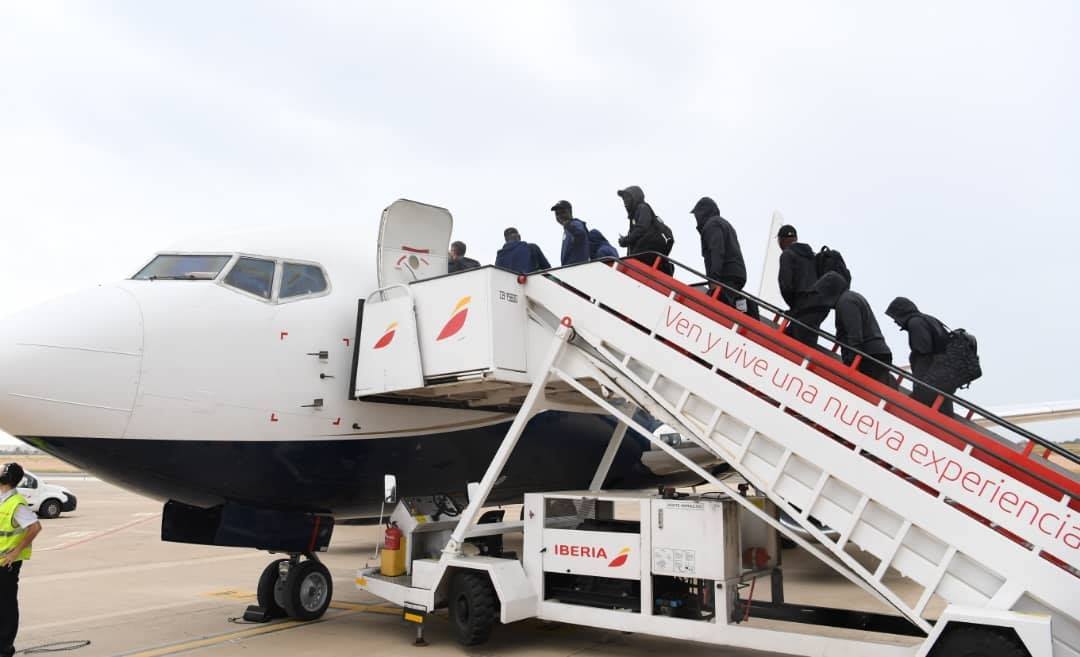 Un groupe de personnes debout autour d'un avion - Avion gros-porteur