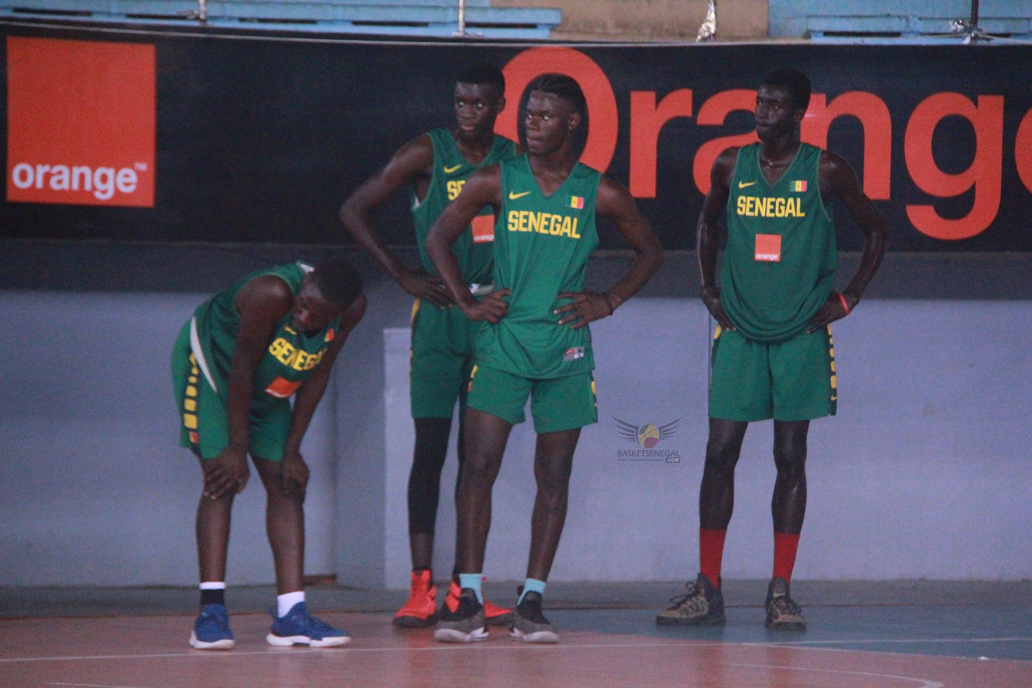  - Un groupe de personnes posant pour la caméra - Jeu