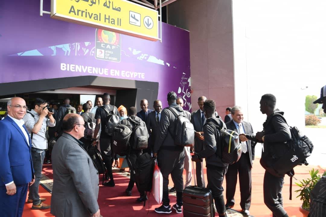 Can 2019: Les Lions bien arrivés en Égypte (photos) - Un groupe de personnes debout devant une foule - Relations publiques