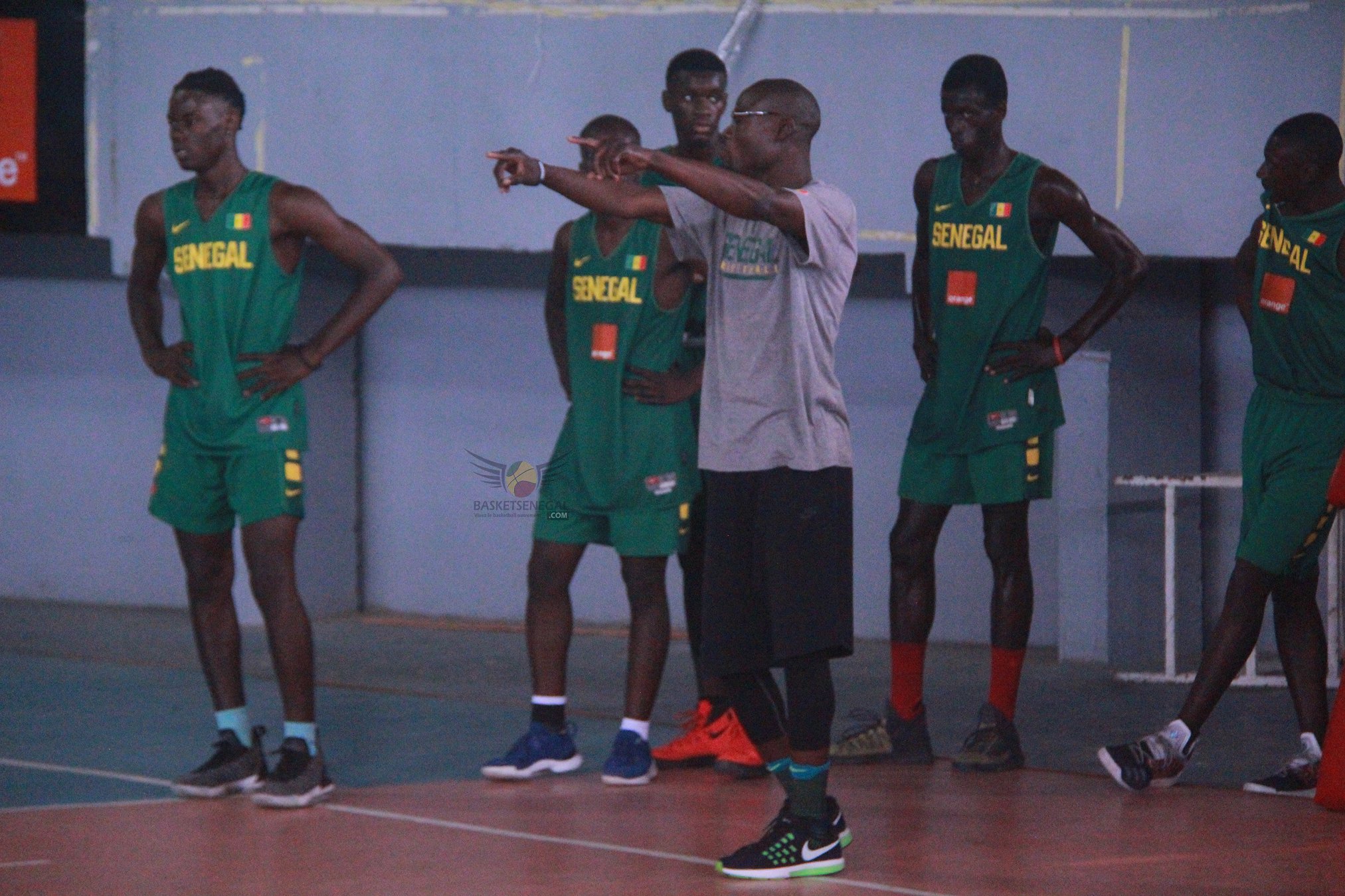  - Un groupe de personnes debout sur un court - Basketball 3x3