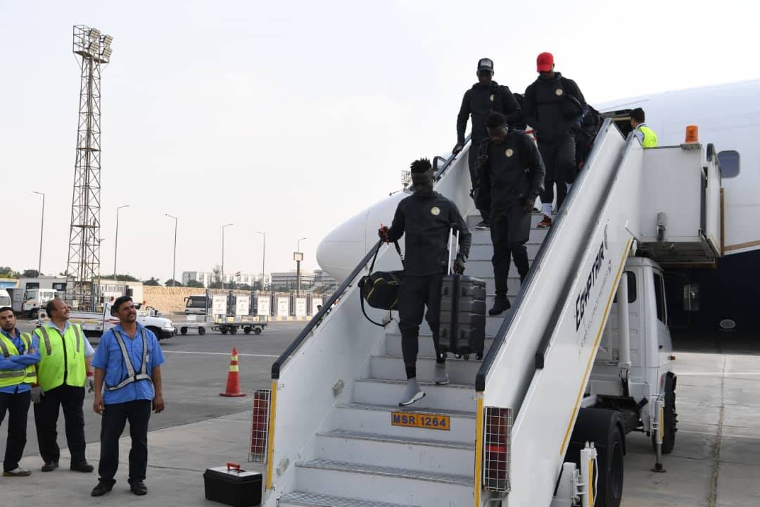 Can 2019: Les Lions bien arrivés en Égypte (photos) - Un groupe de personnes debout autour d'un avion - Voiture