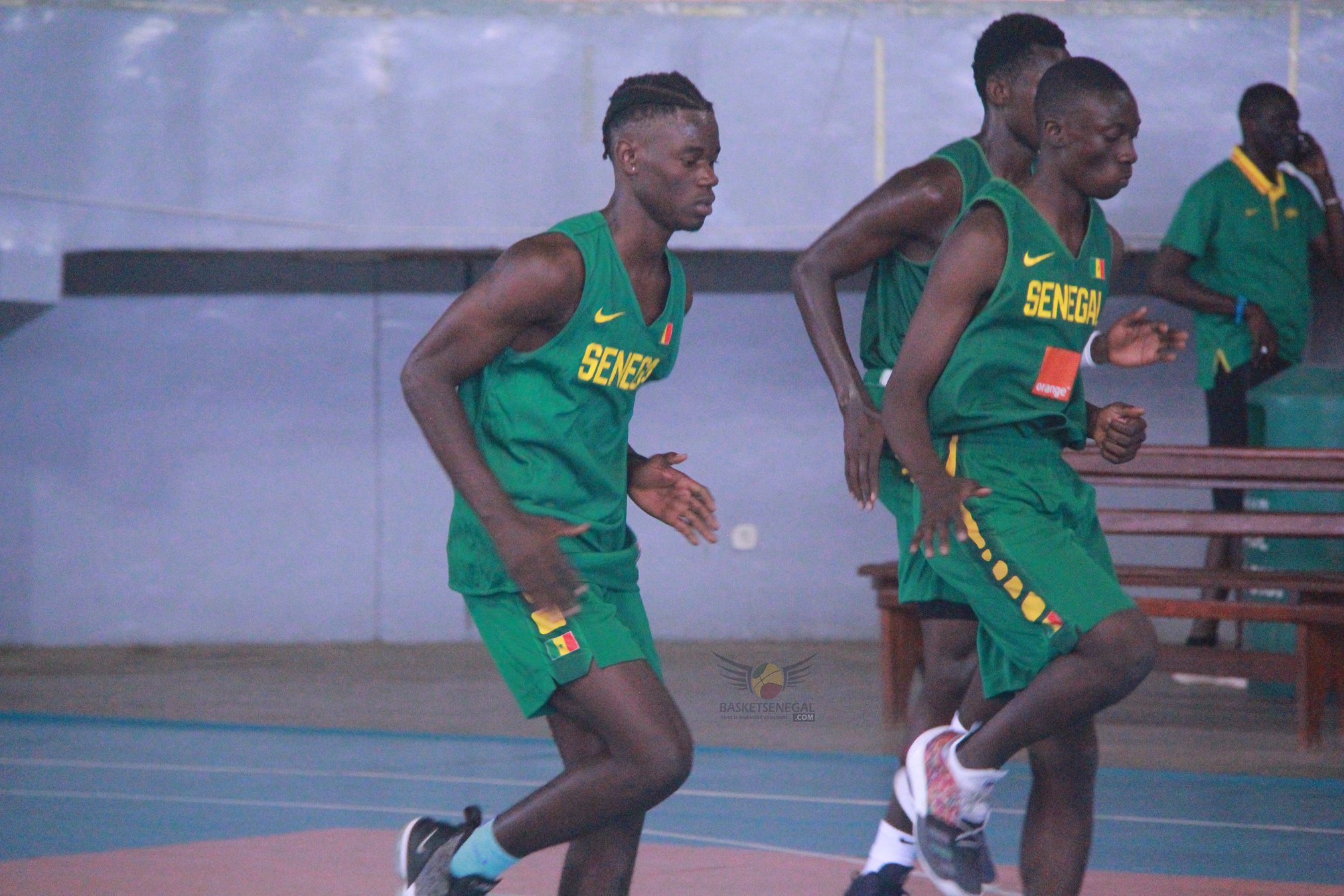  - Un groupe de jeunes hommes jouant au football - 800 mètres