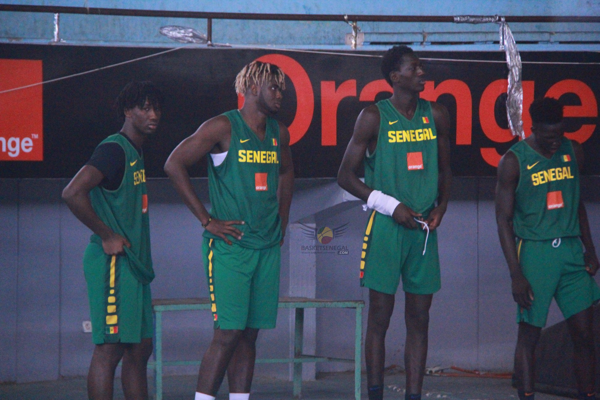  - Un groupe de personnes posant pour la caméra - Sport d'équipe