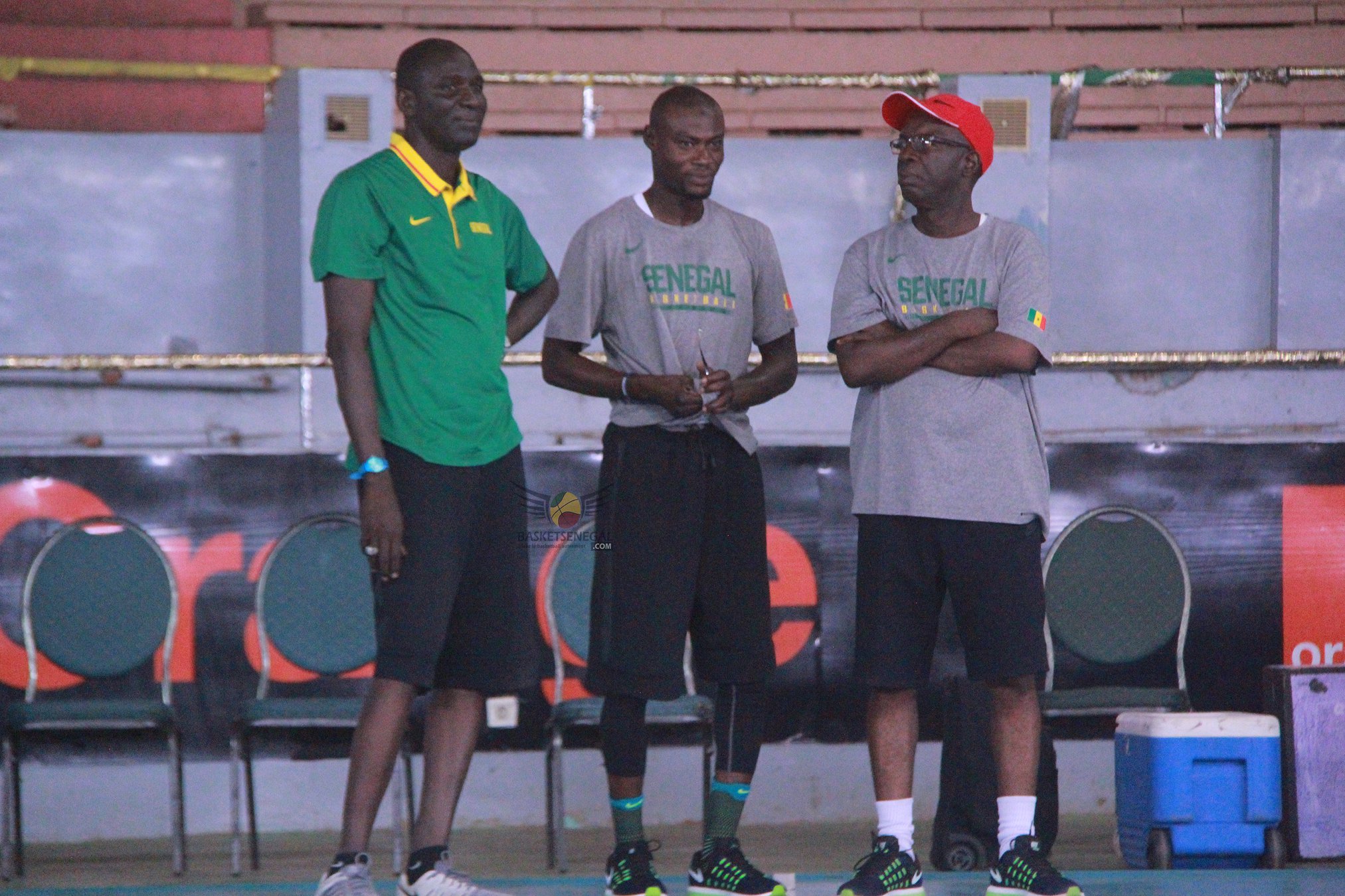  - Un groupe de personnes debout sur un court - Sport d'équipe