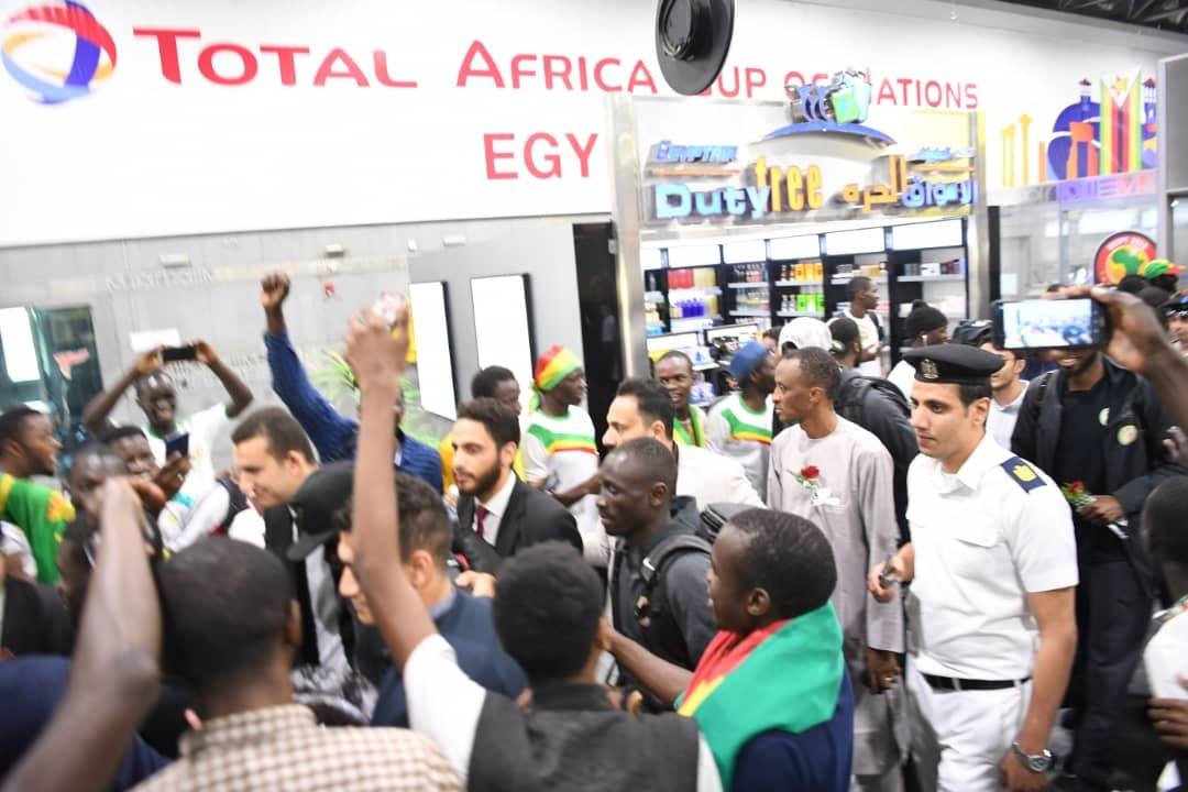 Can 2019: Les Lions bien arrivés en Égypte (photos) - Un groupe de personnes debout devant une foule - Protestation