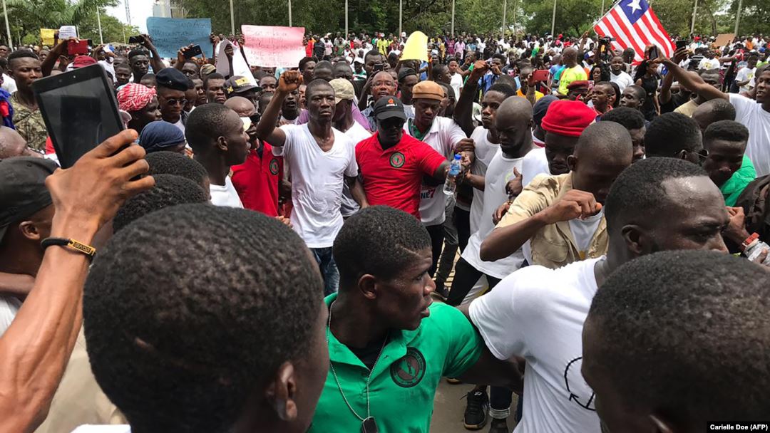Libéria : Plus de 4000 manifestants anti-Weah dans les rues de Monrovia