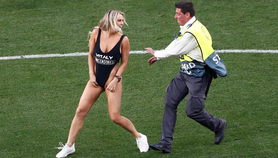 LDC: Une femme légèrement vêtue pénètre sur la pelouse et perturbe la finale (vidéo)