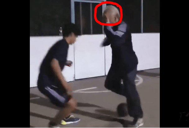 Fort comme ce vieux avec le ballon rond, tu meures. Regardez !  (Vidéo)