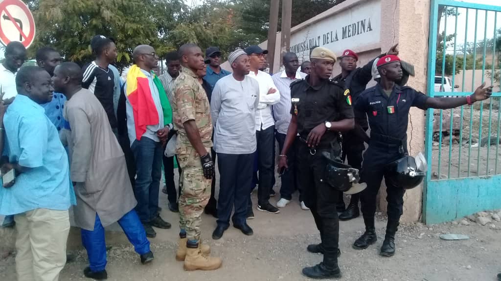 AAR LI NU BOOK (2) Les leaders de Aar Li Nu Bokk devant le commissariat de Medina pour exiger la libération des détenus - Un groupe de personnes debout devant une foule - Protestation
