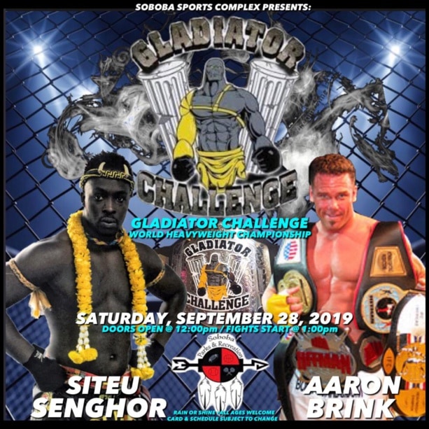 Gladiator Challenge: Siteu s’opposera avec le champion Américain, Aaron Brink - Un groupe de personnes en costumes - Aaron Brink