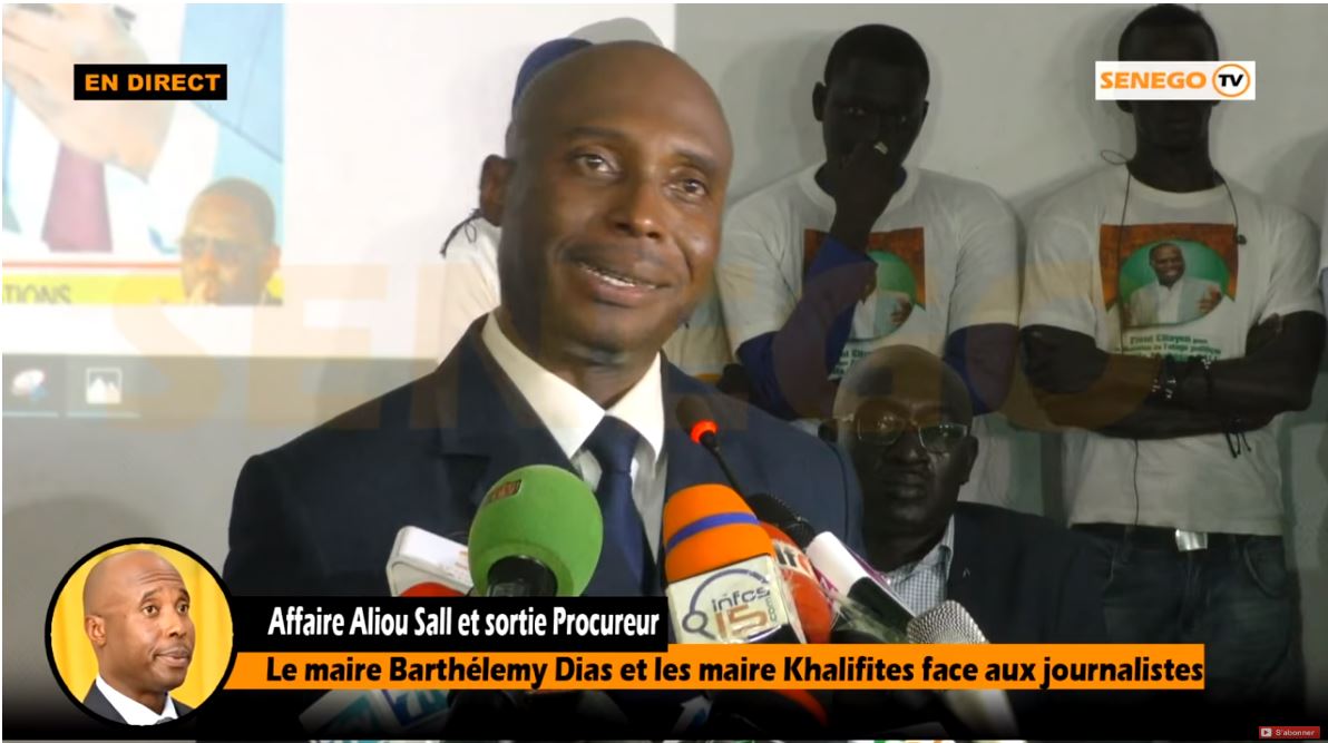 - Un groupe de personnes posant pour la caméra - Aliou Sall