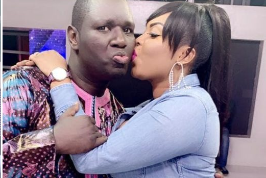 (03 photos) : Le bisou sucré de l'animatrice Maman à Salam Diallo. bisou - (03 photos) : Le bisou sucré de l'animatrice Maman à Salam Diallo.
