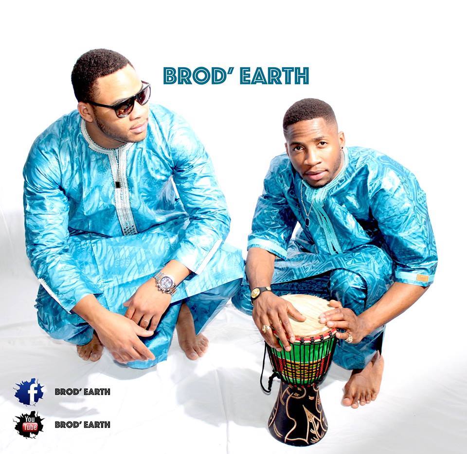 Brod’Earth - Un homme et une femme assis sur une table - T-shirt