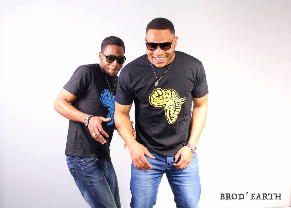 Brod’Earth - Une personne qui pose pour la caméra - Des lunettes de soleil