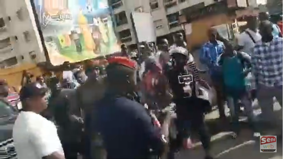 Manifestation « Aar Li Nu Bokk »: Zèle ou manque de sérénité, un policier dégaine sur le convoi de Sonko (vidéo)
