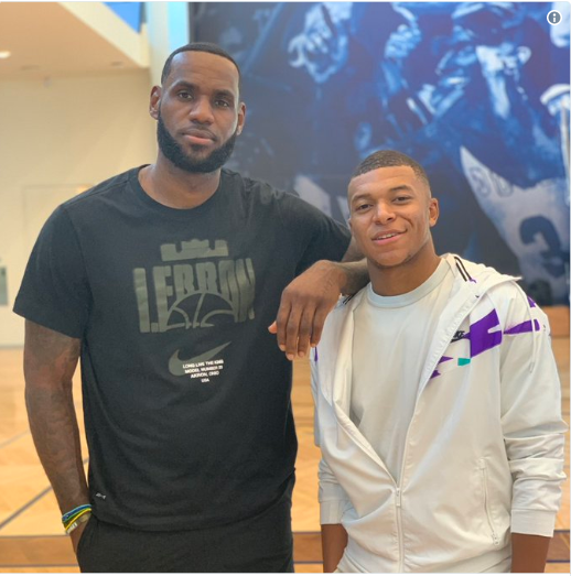 PSG: Kylian Mbappé pose avec Lebron James