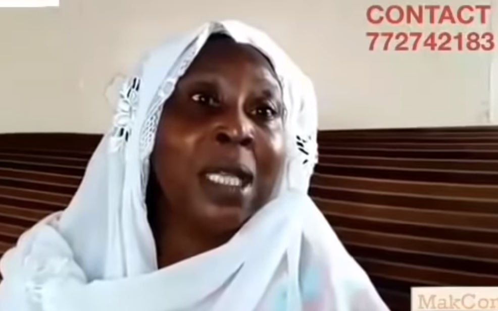 Vidéo – Le cri de détresse de cette dame abandonnée par son mari avec ses deux enfants handicapés - Une femme vêtue d'une chemise blanche - Vêtements & Accessoires