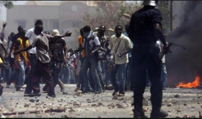 Manifestations à l’Université de Ziguinchor : 2 étudiants blessés par balles… - Un groupe de personnes debout devant une foule - Université Gaston Berger