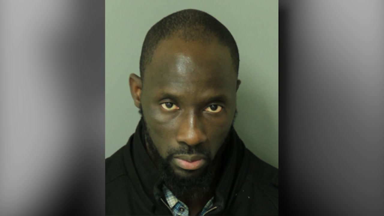Etats-Unis : Un sénégalais encore tué par balle - Un homme debout devant un miroir posant pour la caméra - WTVD