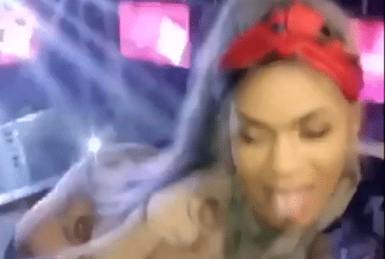Tenue et danse extravagante : Cette fille explose la soirée de Wally…(Vidéo)